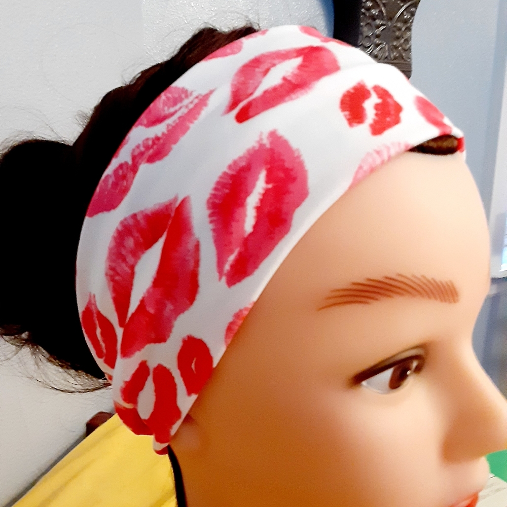 Kisses pink on white stretch headband